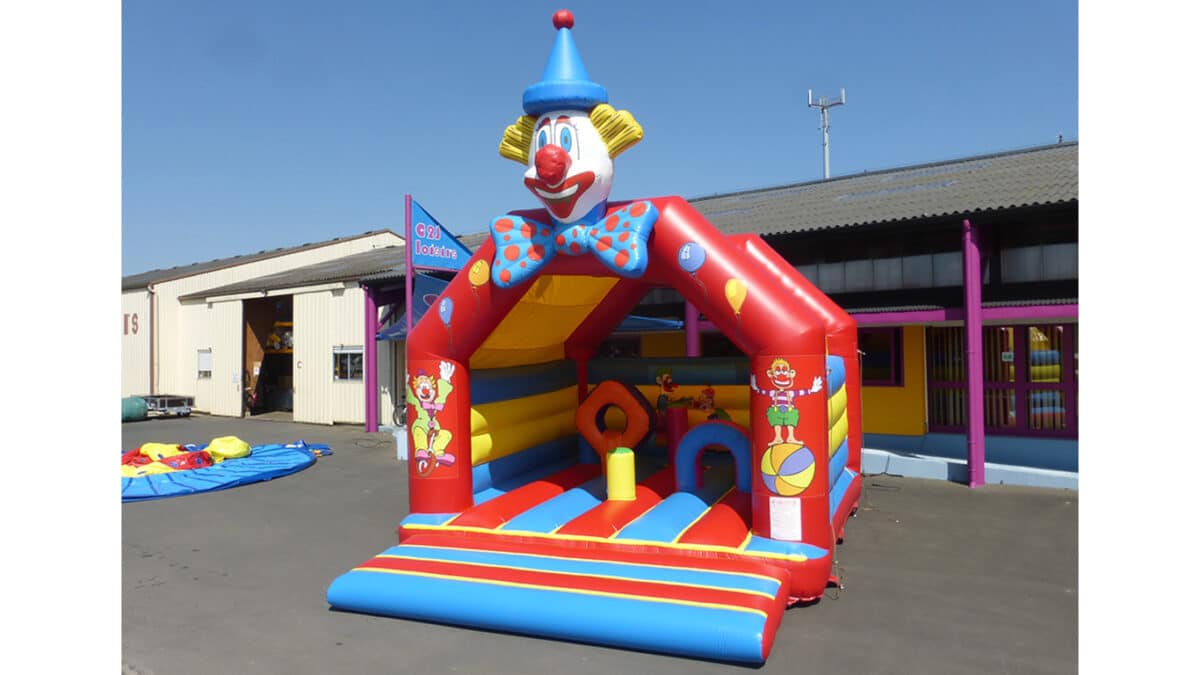 CLOWN GONFLABLE AVEC TOIT & OBSTACLES 6x5m