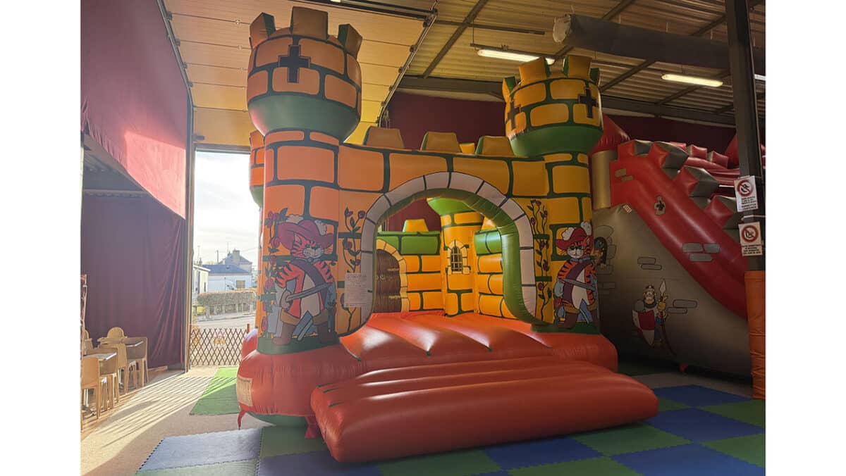ZONA DE JUEGOS CON TEMÁTICA SELVÁTICA PARA NIÑOS PEQUEÑOS